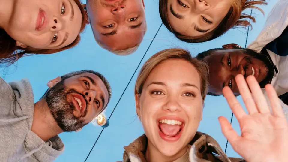 Gruppo di amici JW in viaggio negli USA, catturando momenti indimenticabili durante la loro avventura.